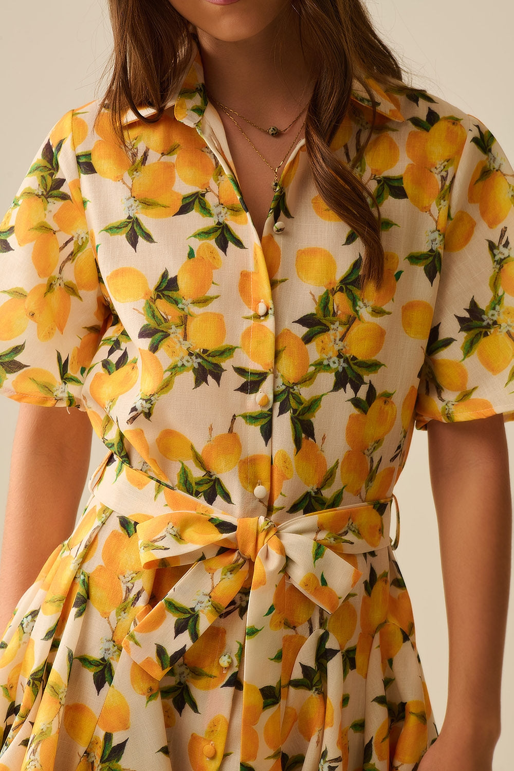 Romantic dress with waistband and lemon print and short sleeves