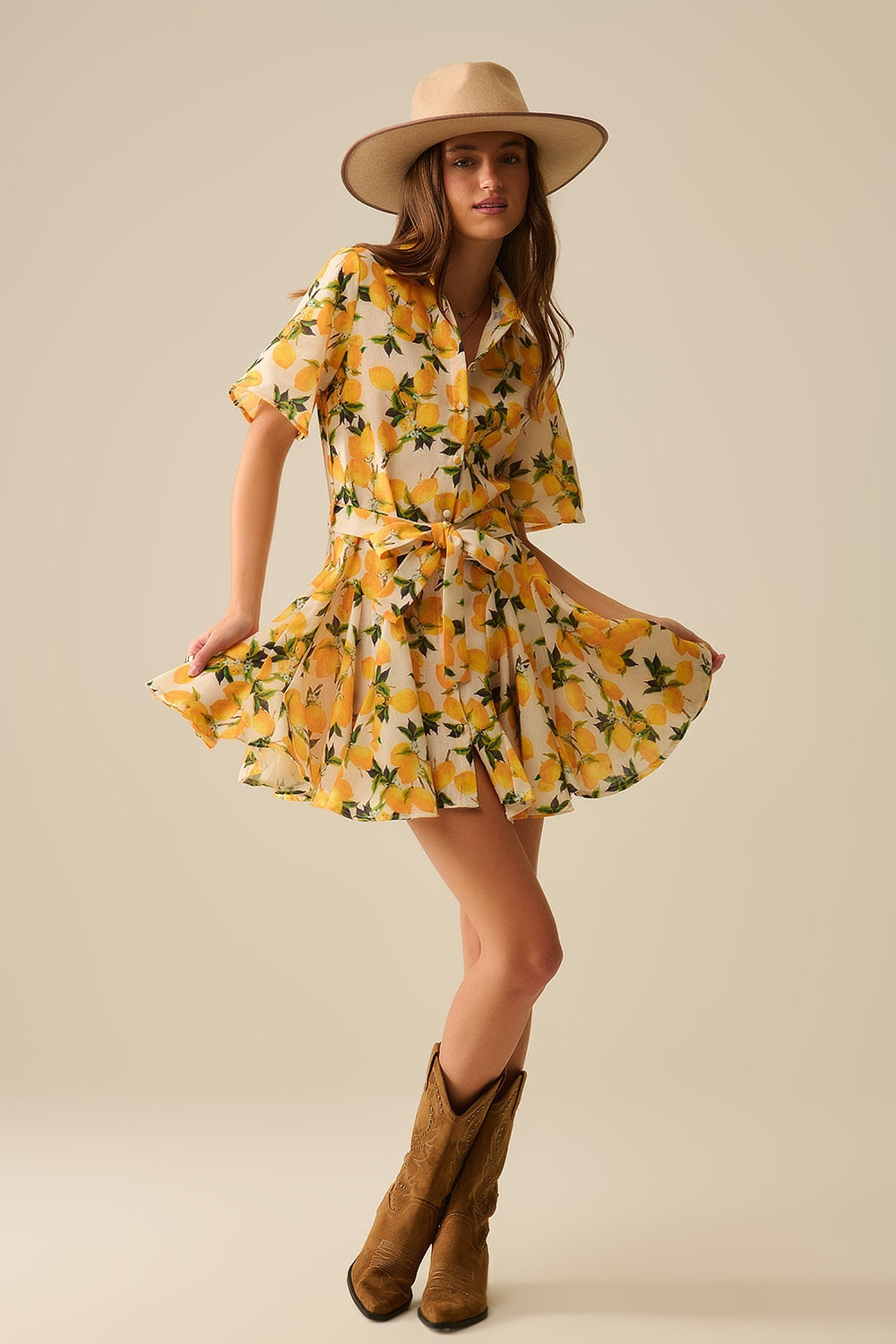 Romantic dress with waistband and lemon print and short sleeves