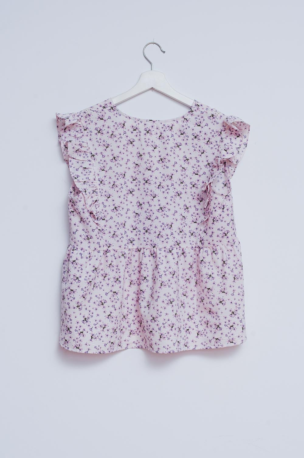 Blusa com detalhe de folhos em lilás