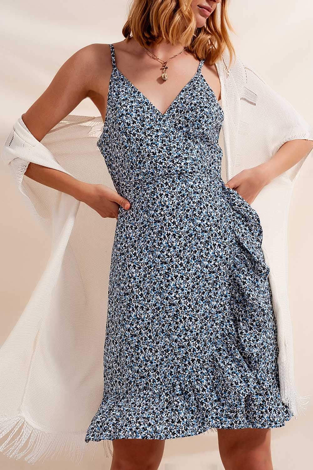 Wikkeljurk met ruches en blauwe bloemenprint