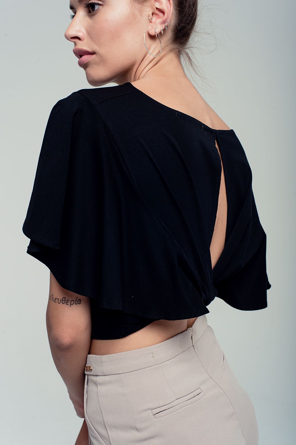 Zwarte crop top met gerimpelde mouwen, open rug en strikdetail