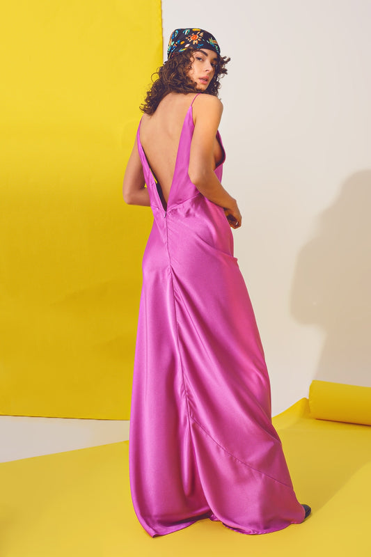 Vestido comprido de cetim com alças finas em fúcsia