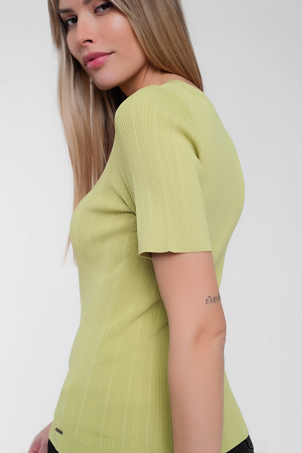 Blusa decote redondo e manga curta em cor verde