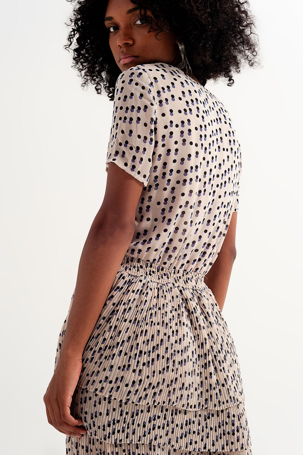 Vestido curto franzido com peplum em creme
