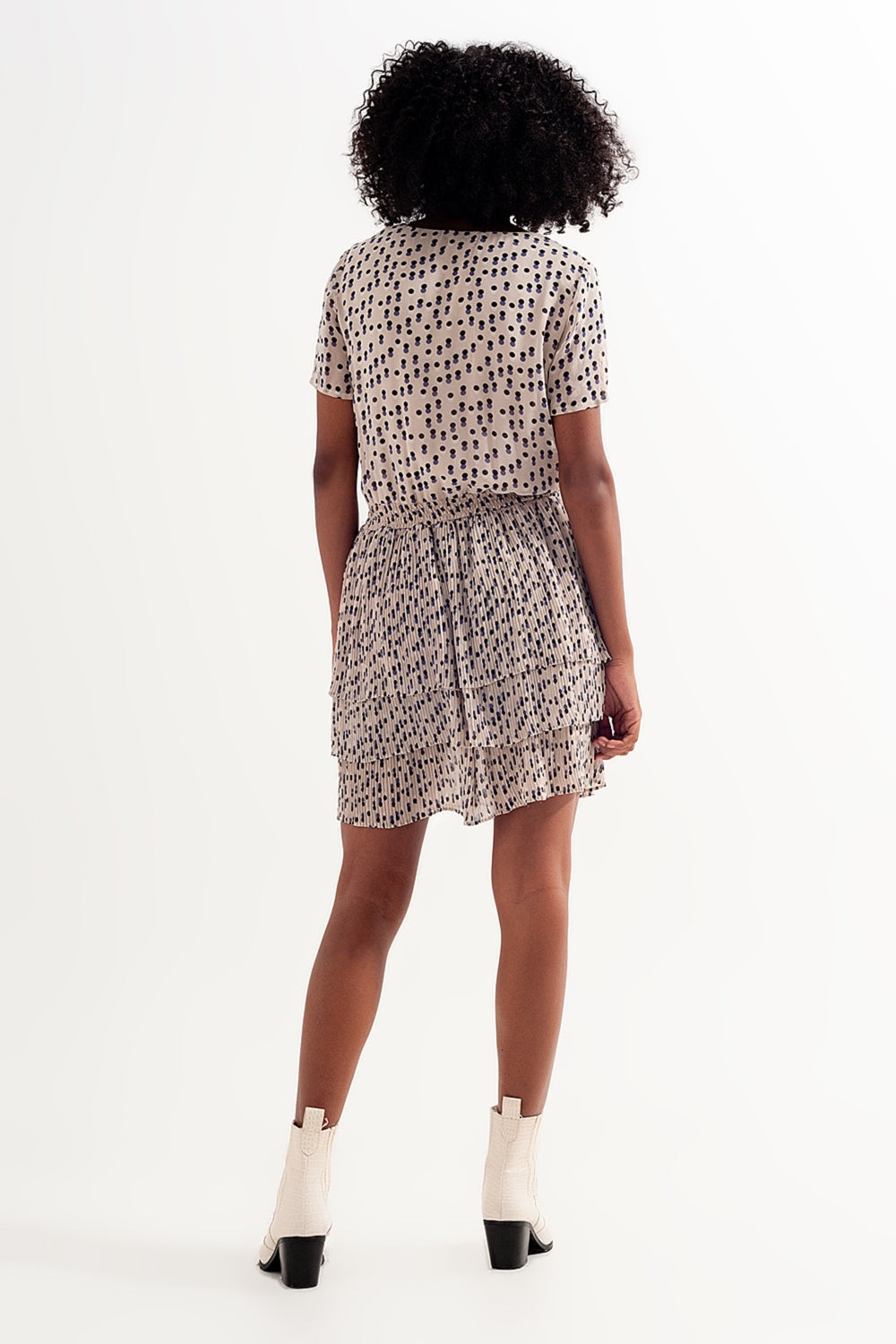 Vestido curto franzido com peplum em creme