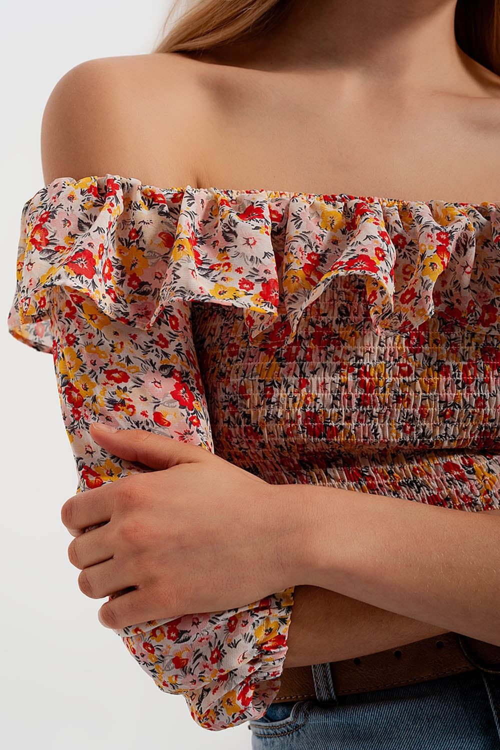 Blusa franzida ombro a ombro com folho em estampado floral coral