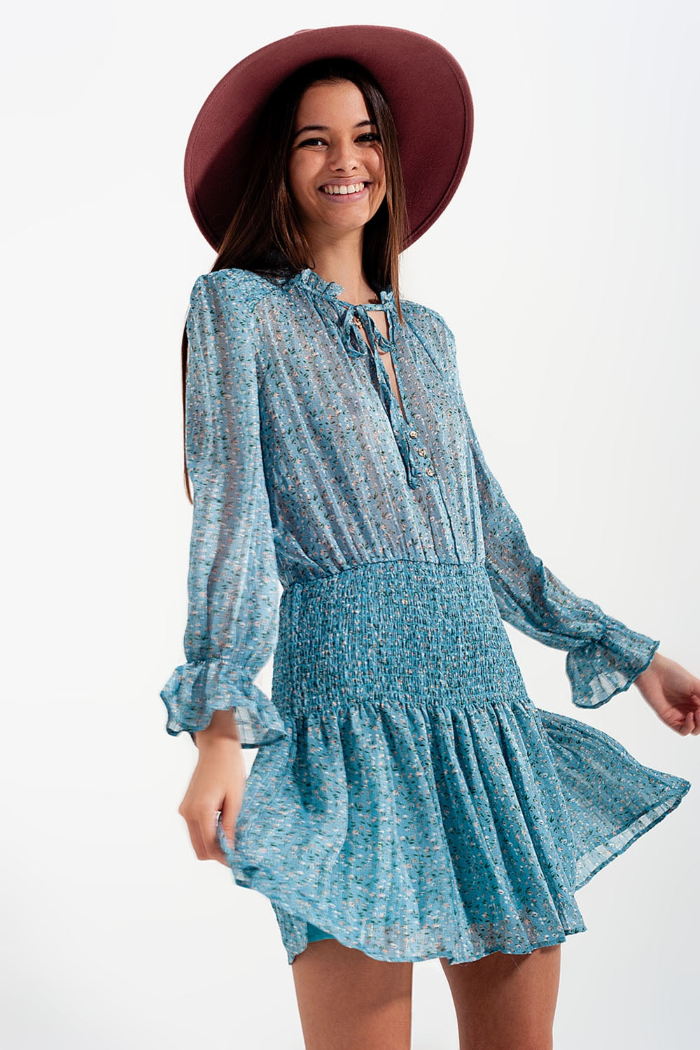 Vestido curto com saia franzida e detalhe de decote em turquesa