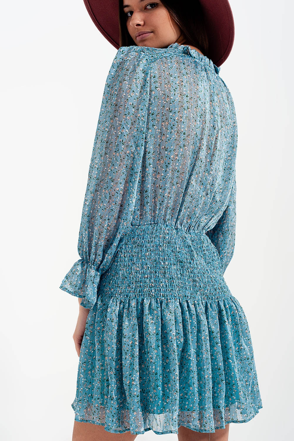 Vestido curto com saia franzida e detalhe de decote em turquesa