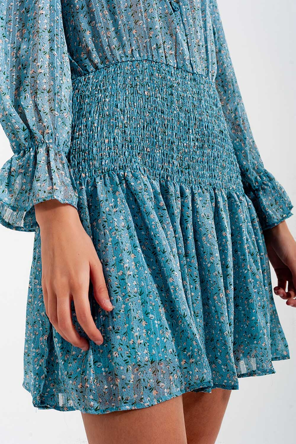 Vestido curto com saia franzida e detalhe de decote em turquesa