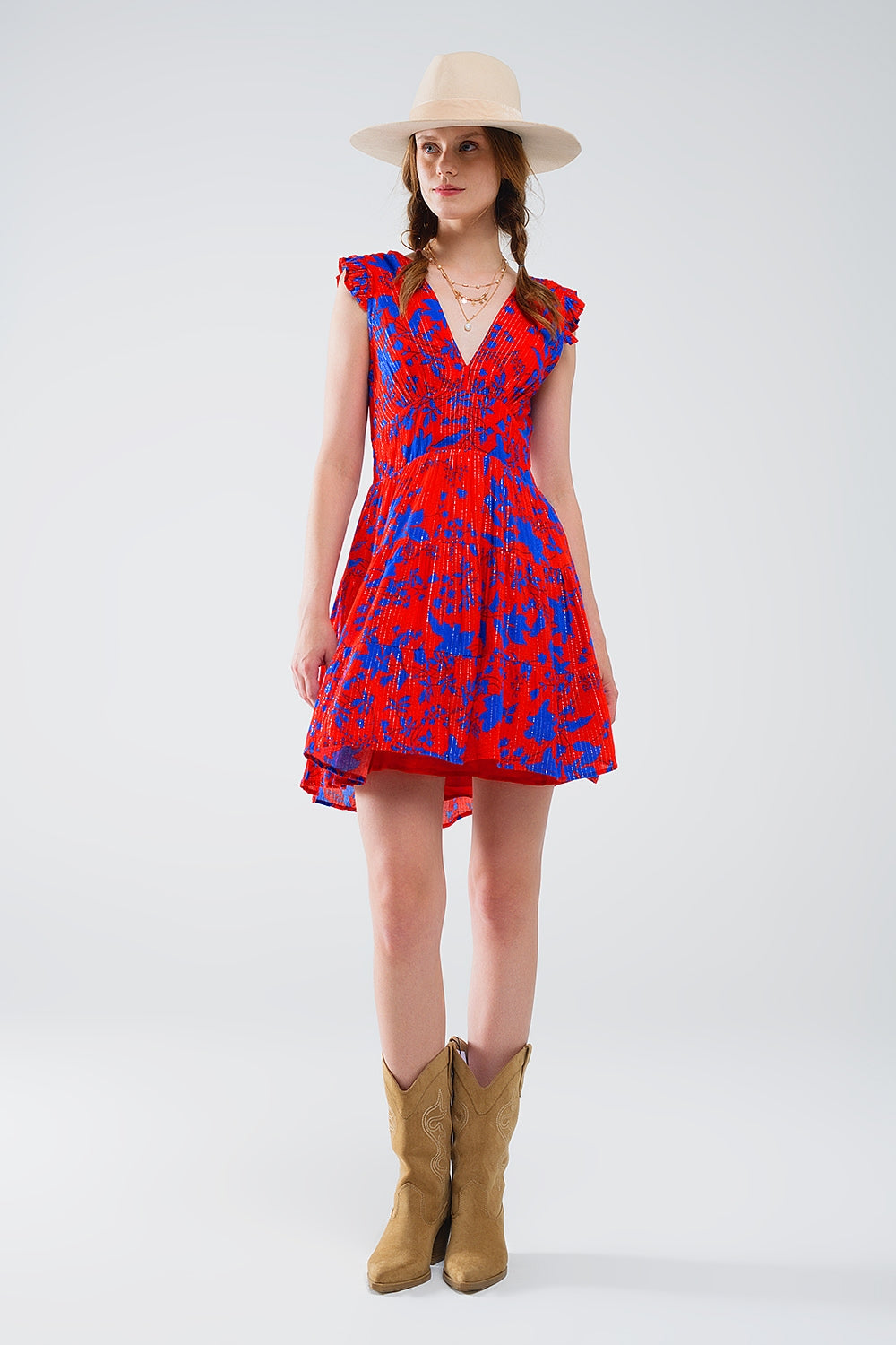 Vestido curto vermelho com estampado floral azul e decote em V