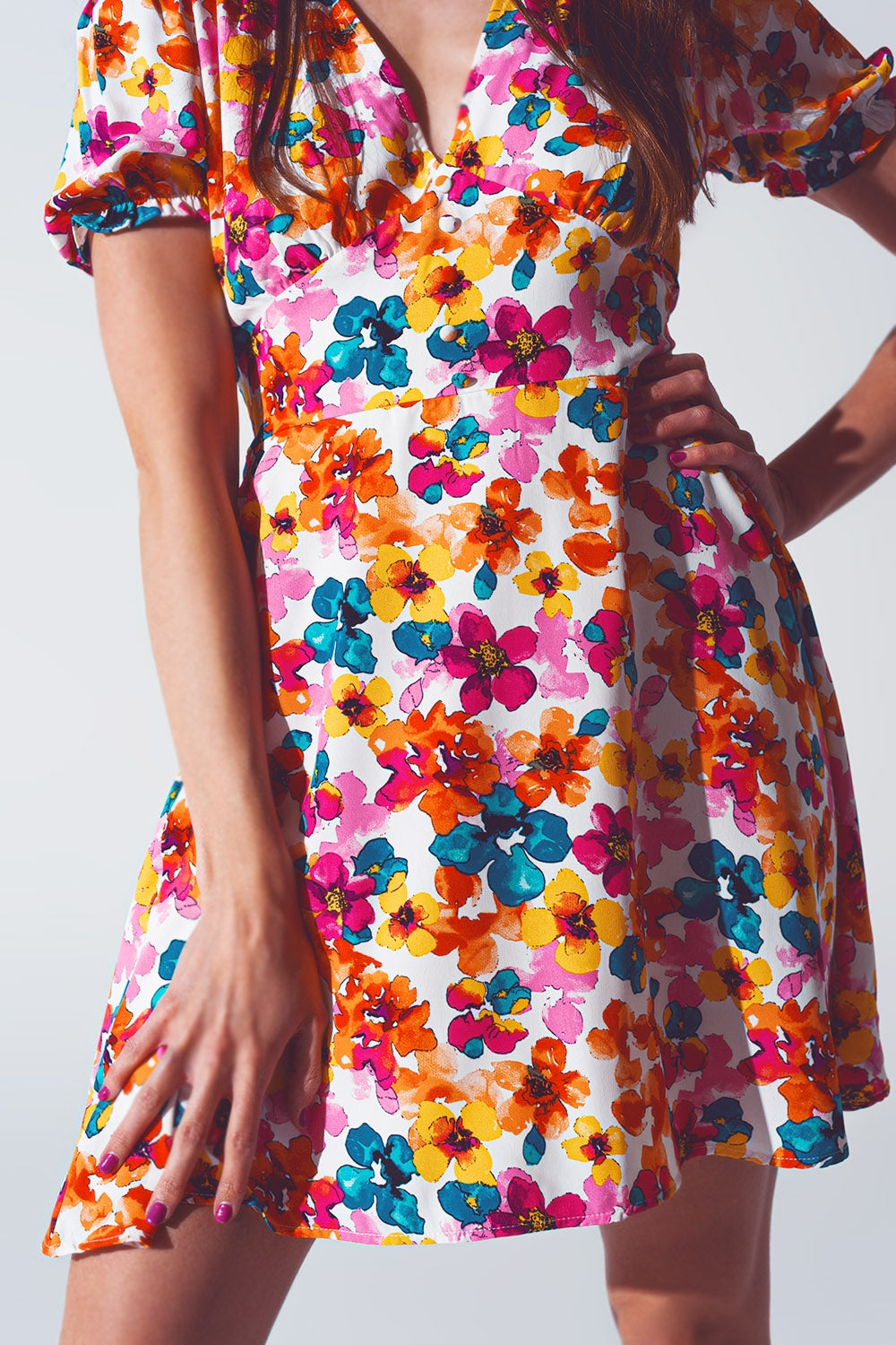 Short dress with cinched waist in multicolor floral print