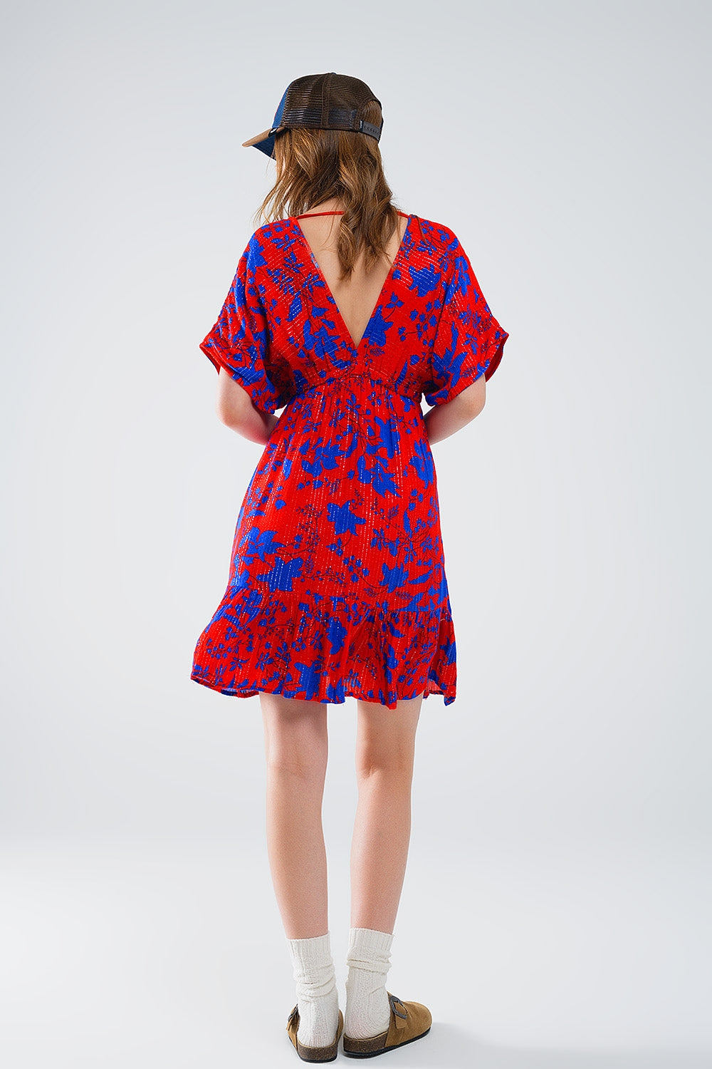 Korte zwierige jurk in rood met blauwe bloemenprint