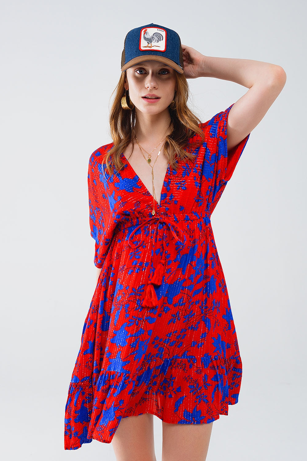 Korte zwierige jurk in rood met blauwe bloemenprint