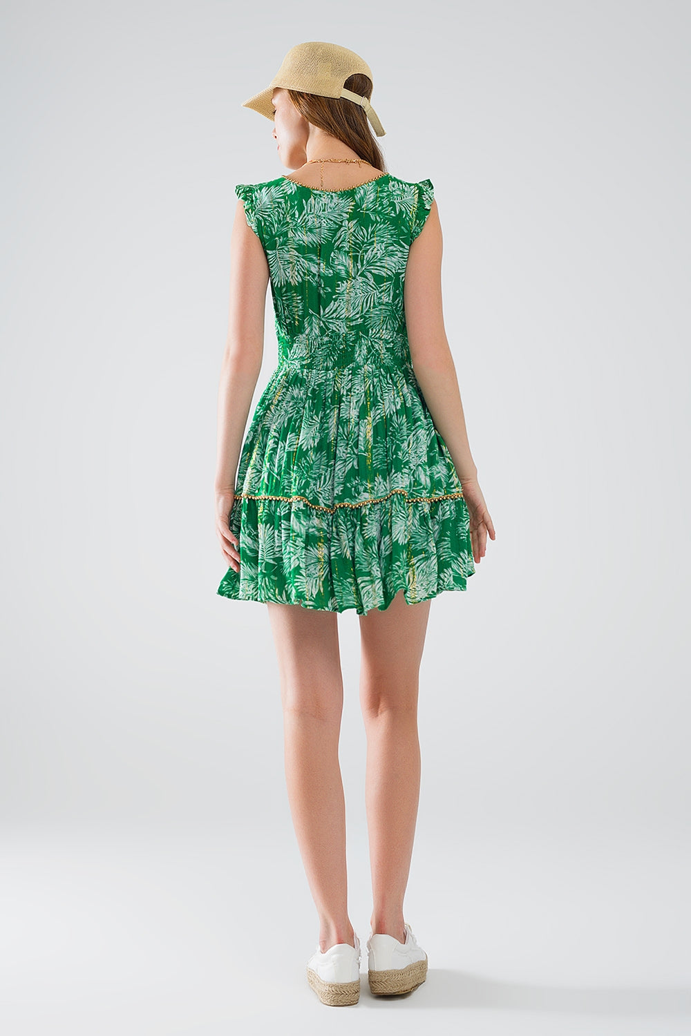 vestido curto verde boho com estampado floral e detalhe em lurex