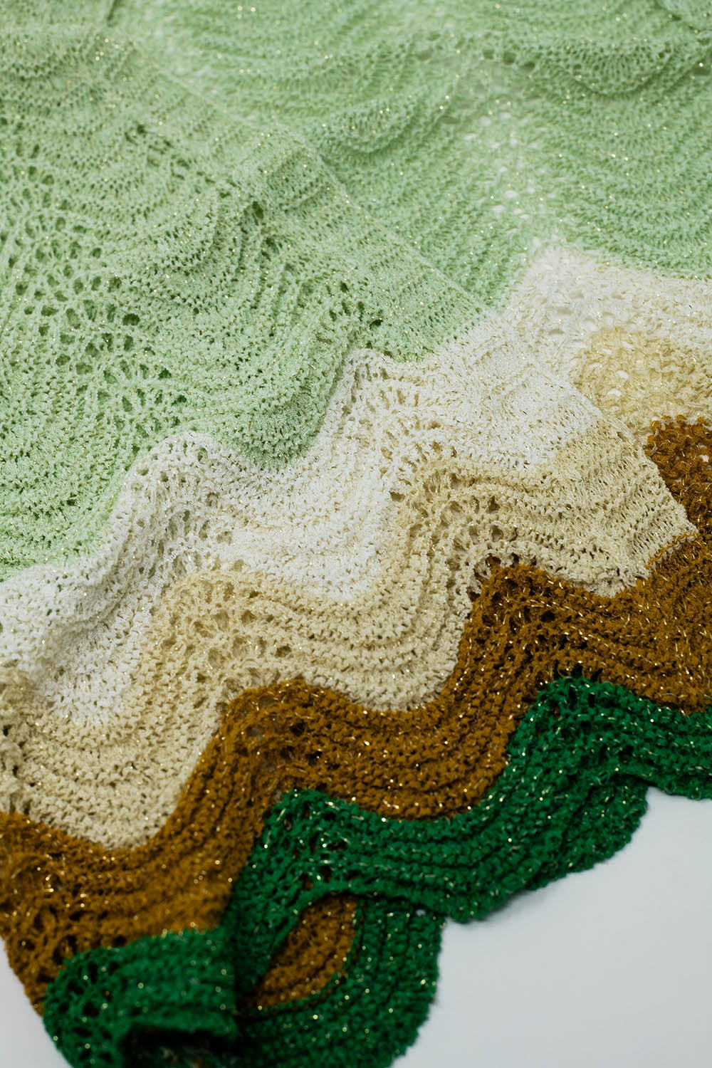 Short knitted cardigan with angel sleeves and wave multicolor detail in green