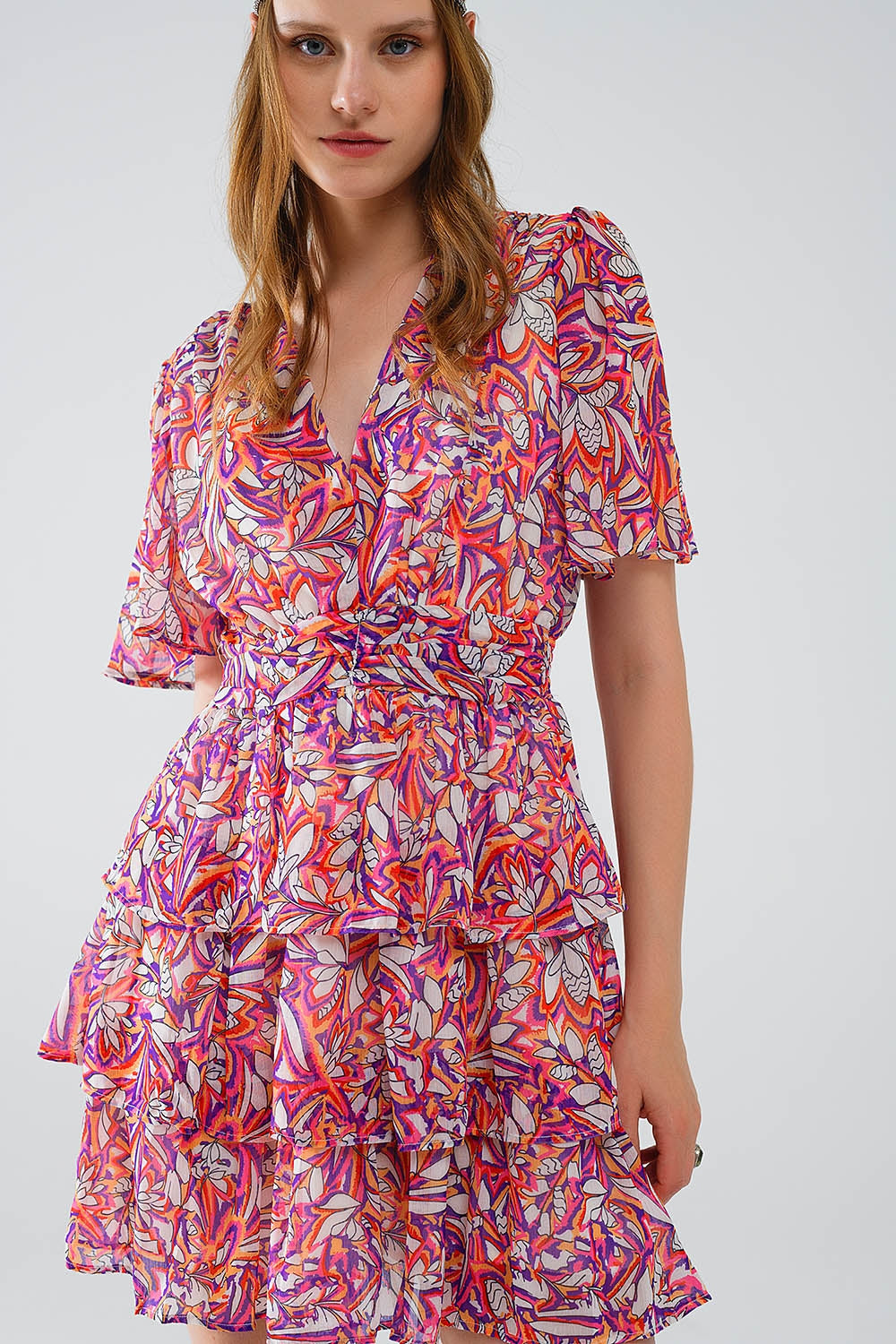 Vestido curto de chiffon multicolorido com estampado floral e design franzido