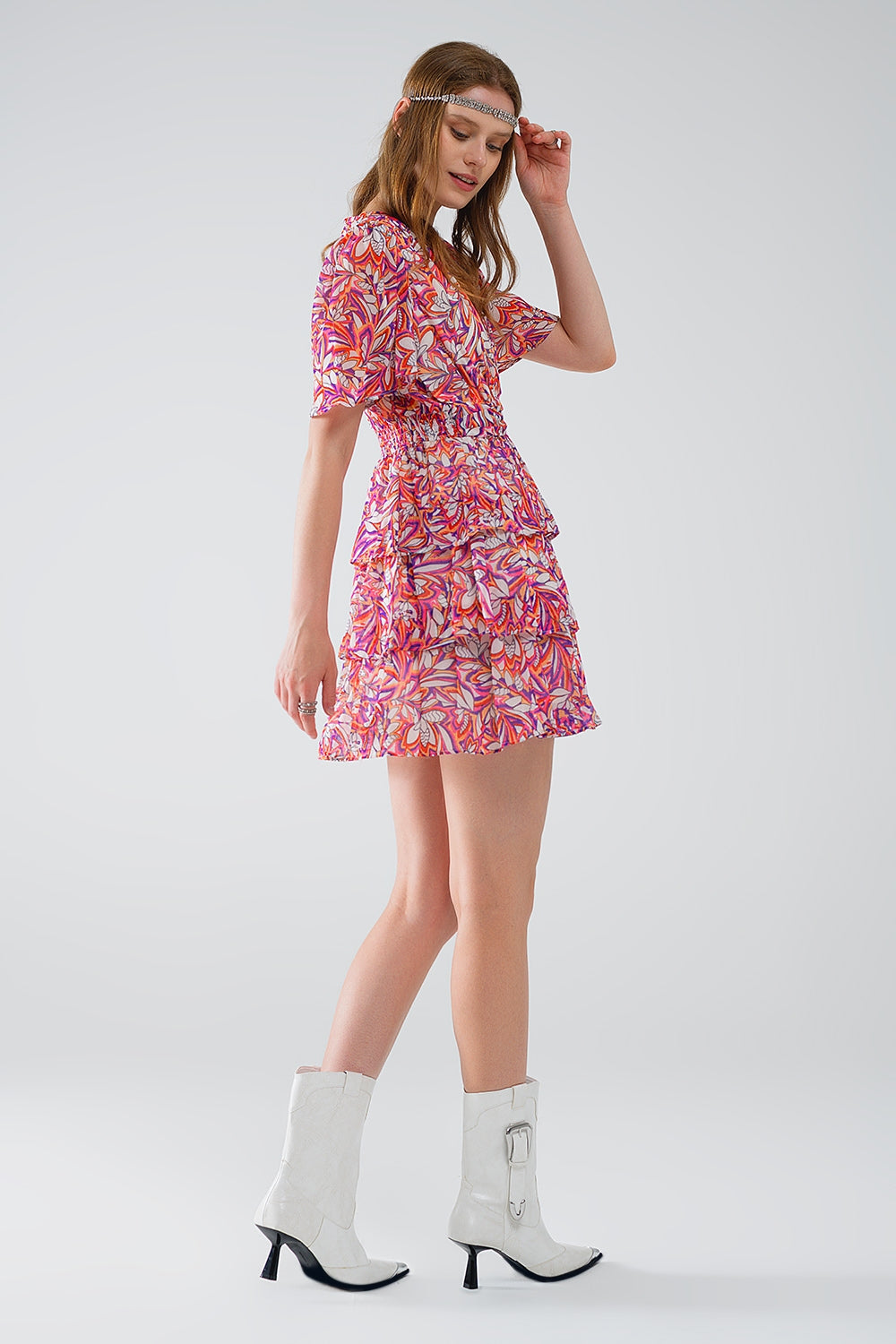 Vestido curto de chiffon multicolorido com estampado floral e design franzido