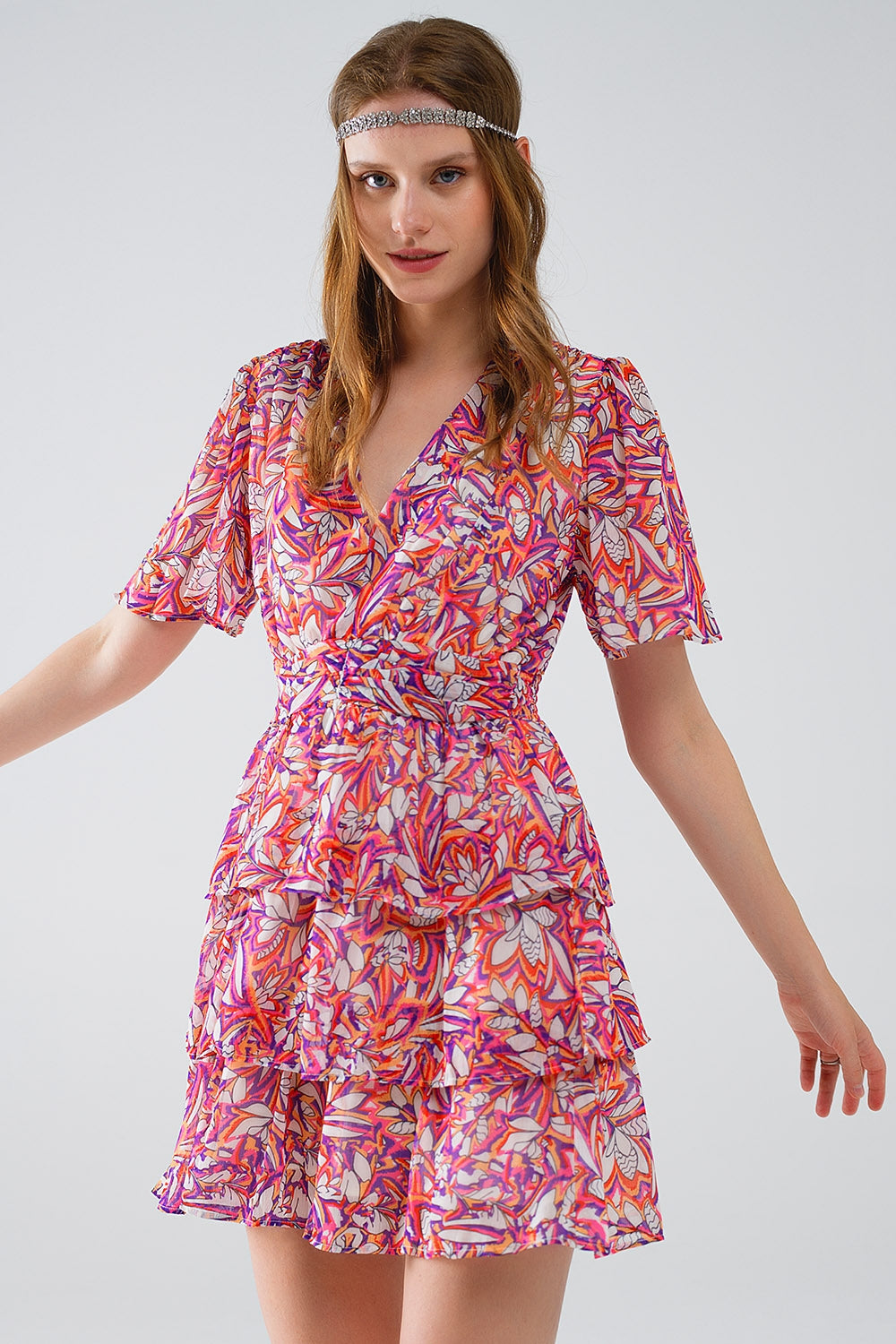 Vestido curto de chiffon multicolorido com estampado floral e design franzido
