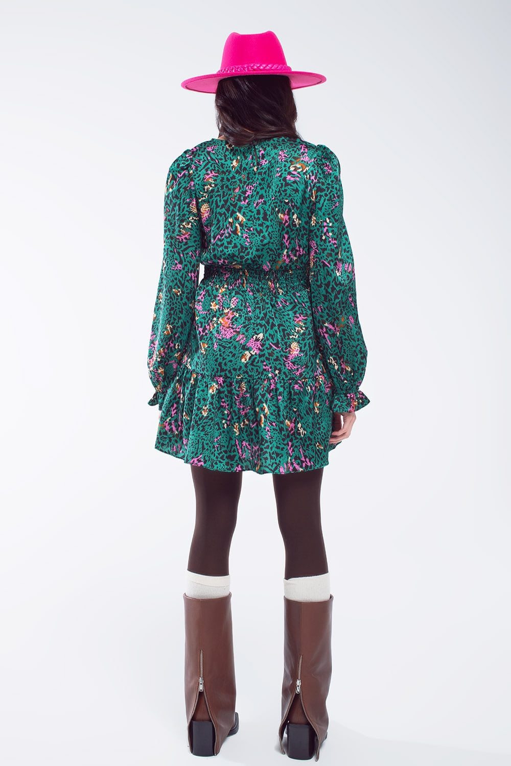 Vestido curto estampado com saia em camadas e punho com folhos em verde floresta