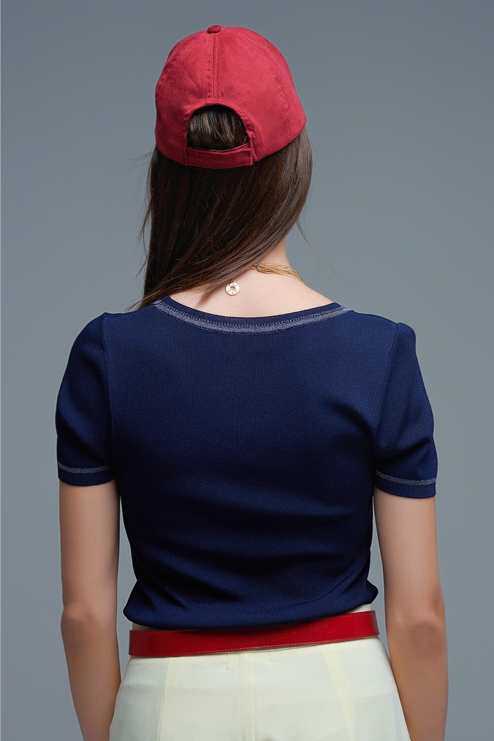 Camisola de manga curta azul-marinho com costura prateada na gola redonda