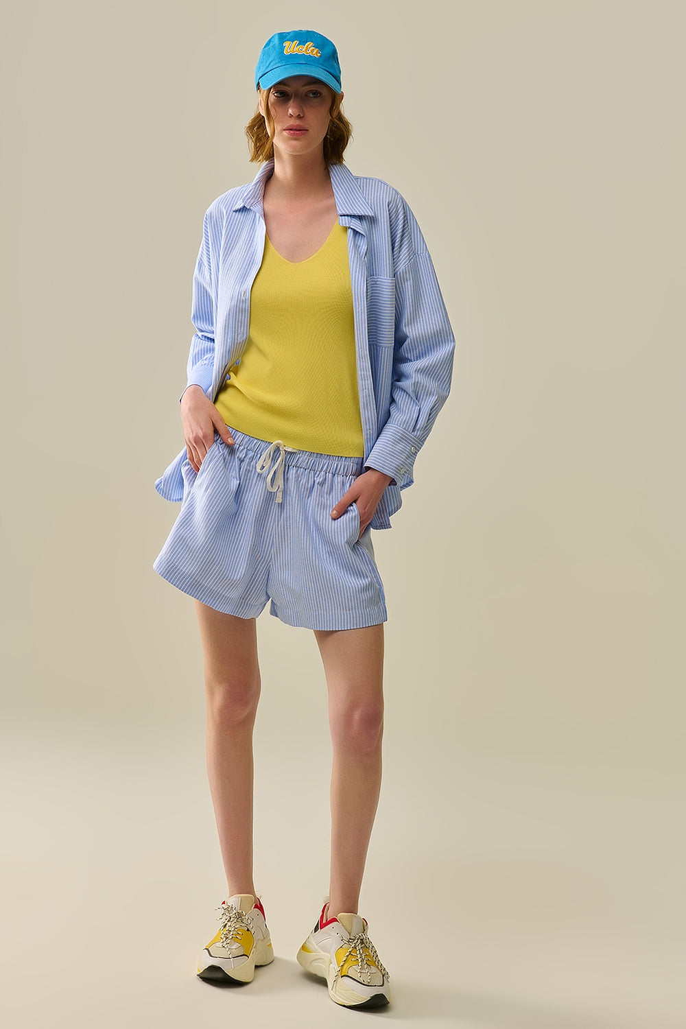 Kort met strepen en touwtjes in de tailleband