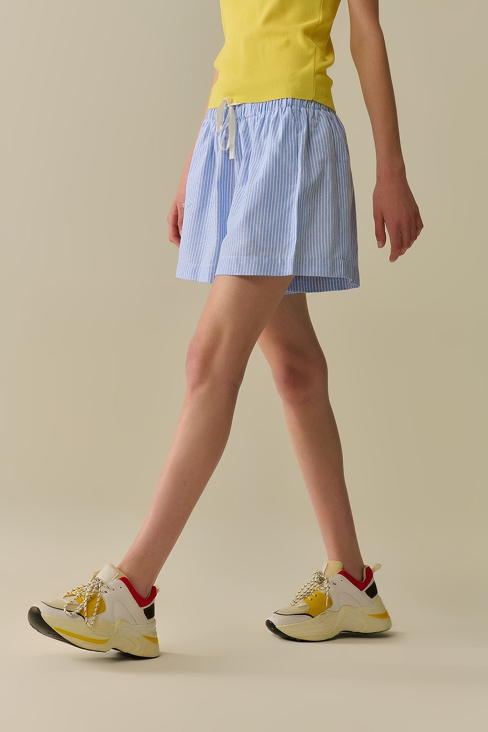 Kort met strepen en touwtjes in de tailleband