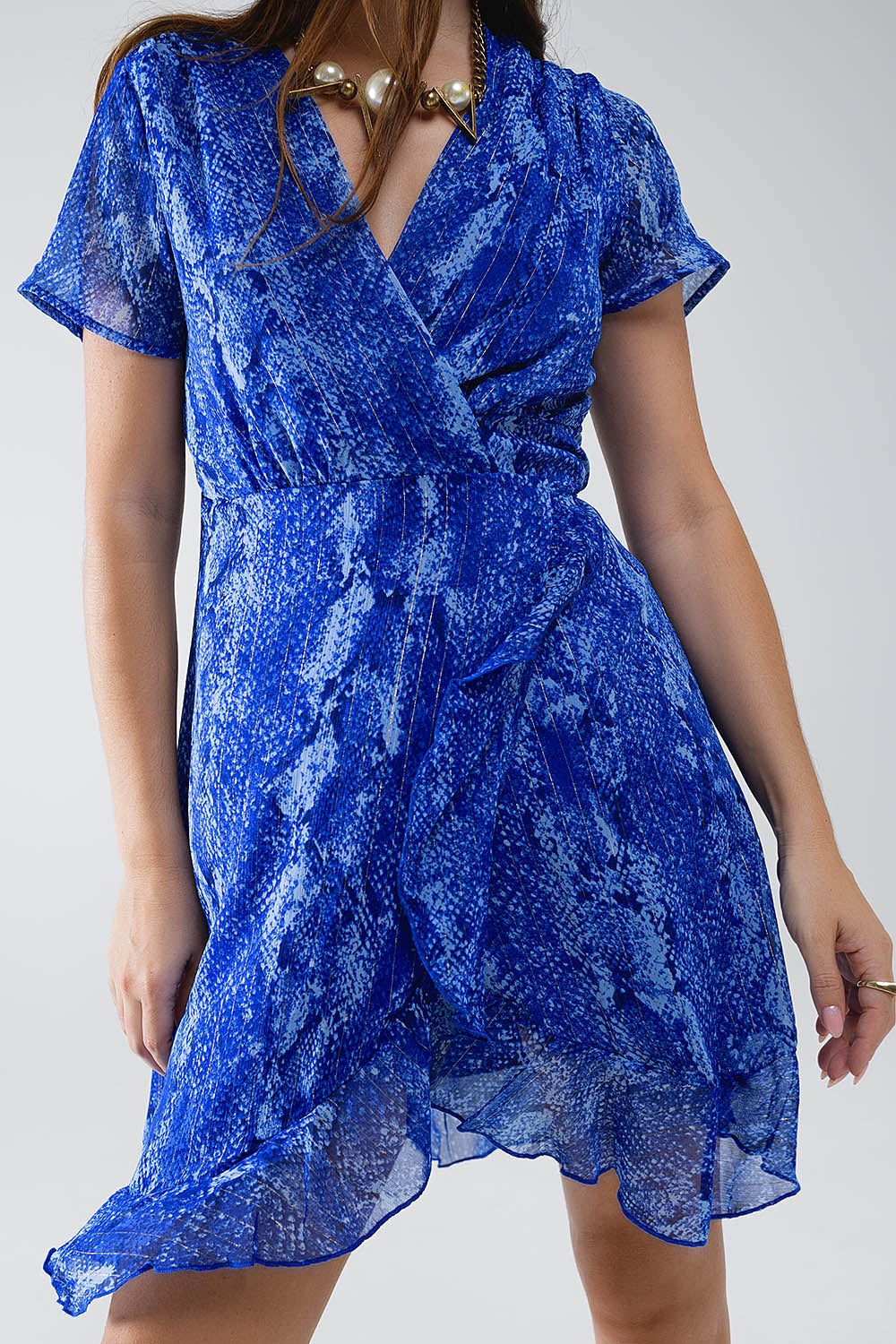 Vestido curto envelope em azul estampado animal print e lurex dourado