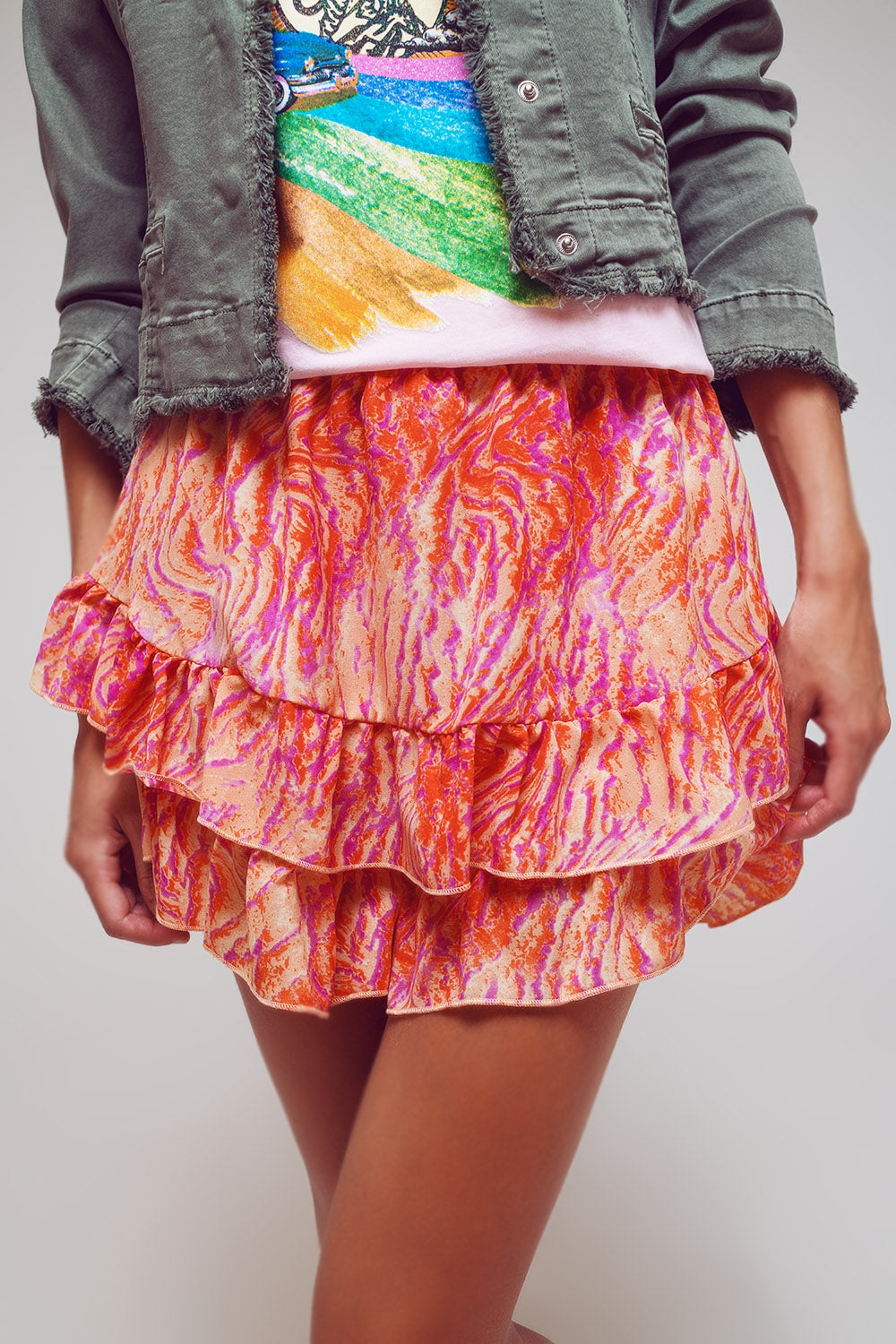 Calções com bainha com folhos em estampado abstrato de zebra em laranja e fúcsia