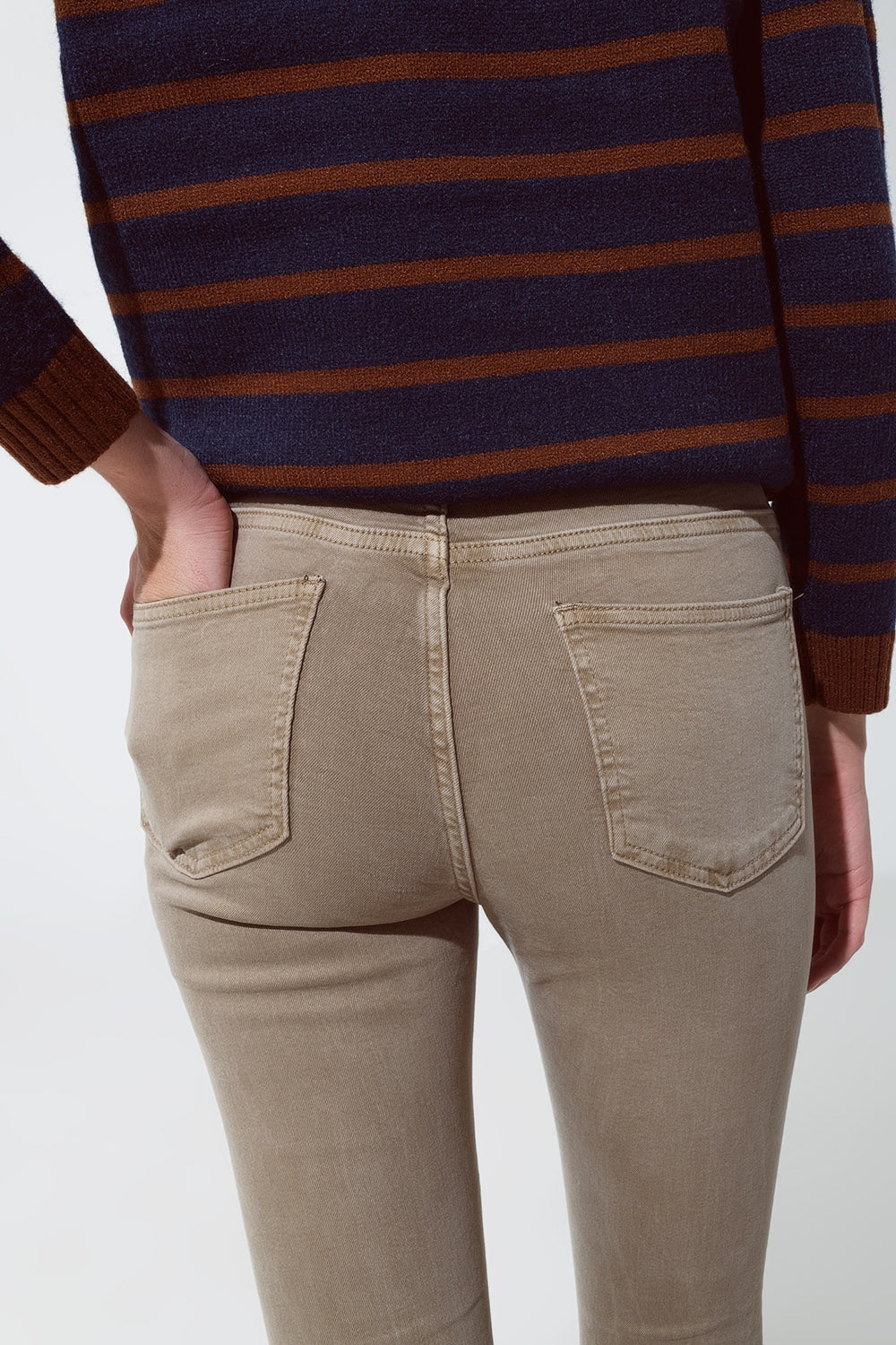 Calça de ganga Skinny Flared com Detalhe de Botão Duplo em Bege