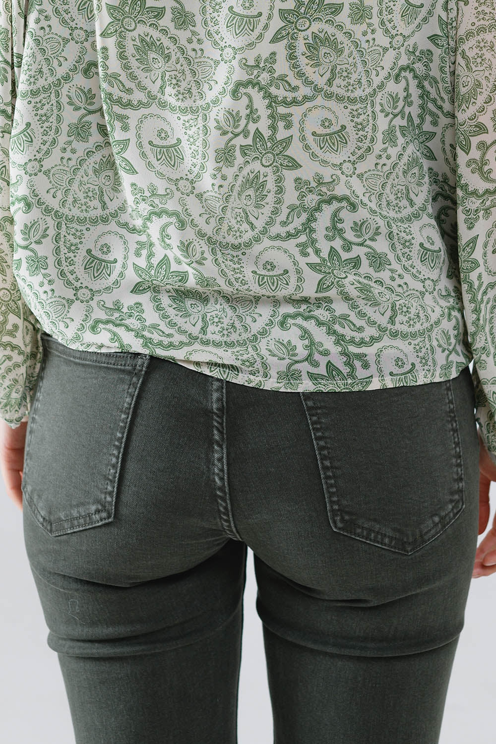 Calça de ganga Skinny Flared com Detalhe de Botão Duplo na Cor Caqui