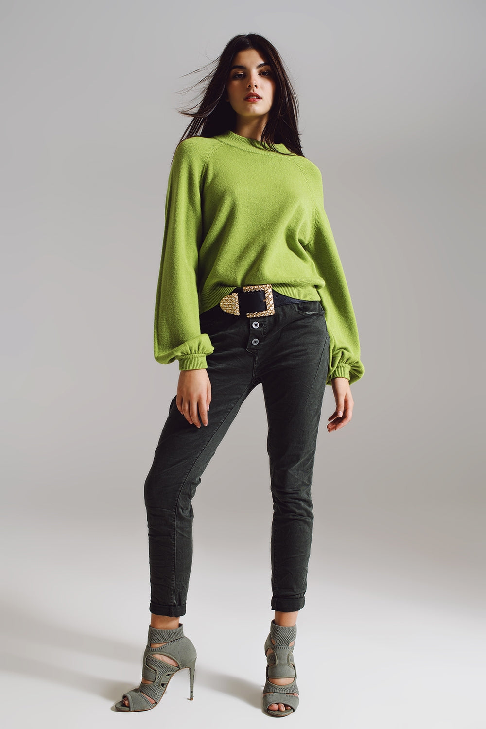 Skinny jeans with visible buttons in military green