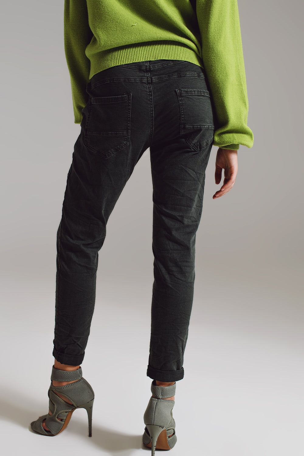 Skinny jeans with visible buttons in military green