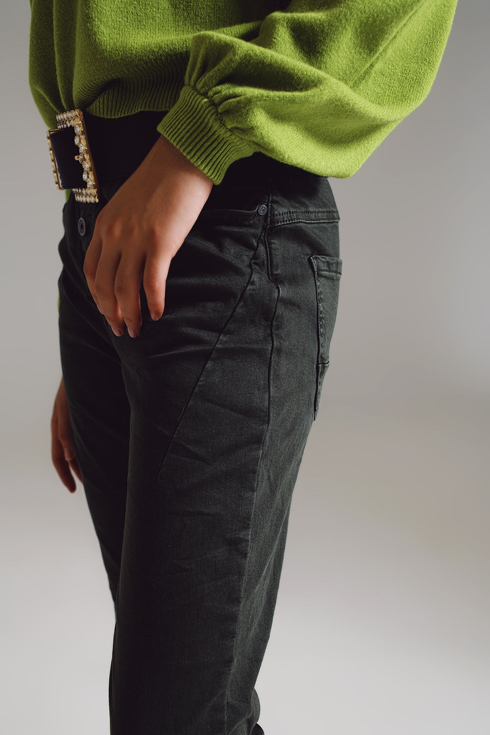 Skinny jeans with visible buttons in military green