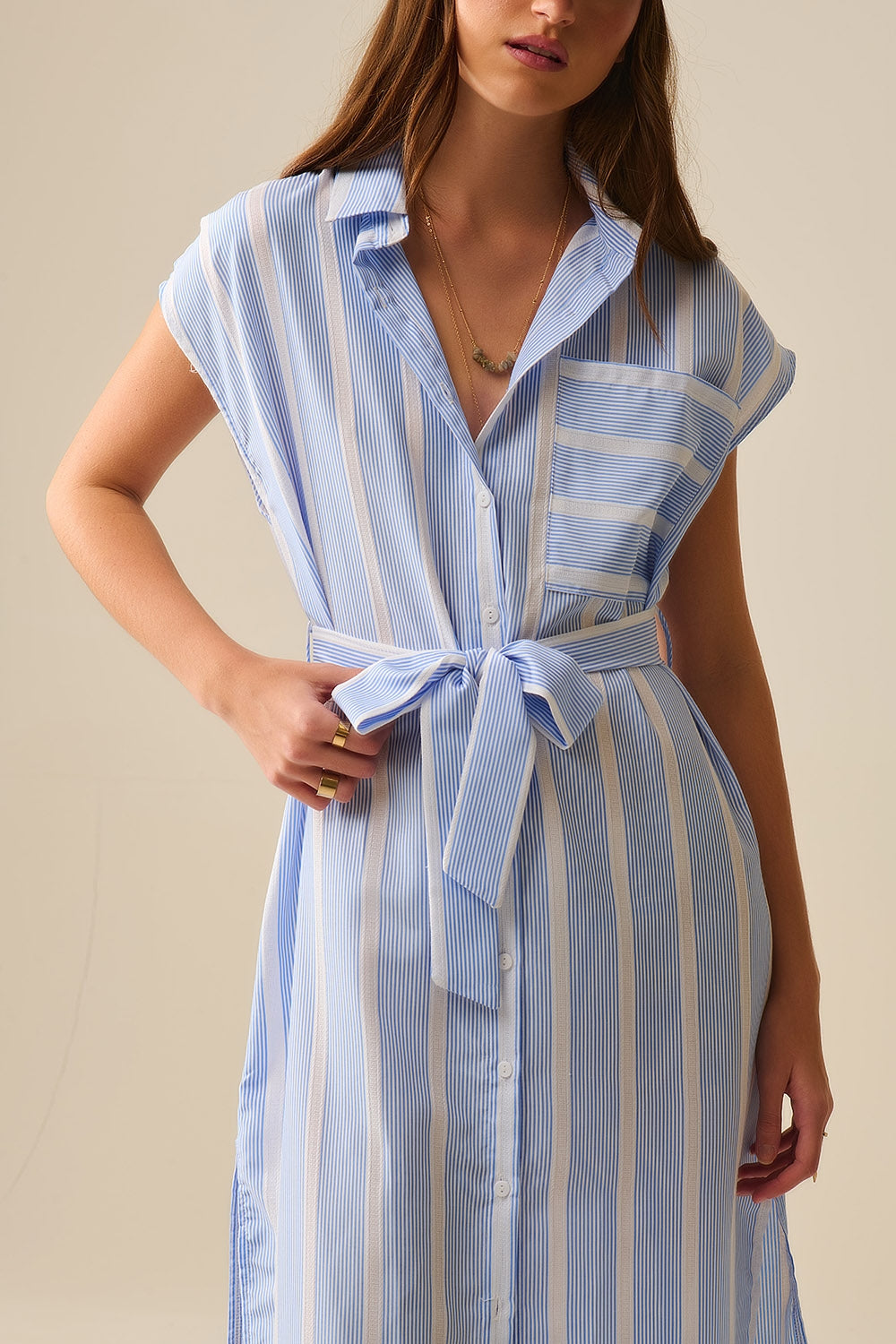Vestido comprido sem mangas às riscas azuis e brancas