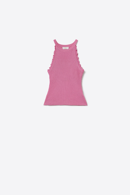 Q2 Sleeveless pink top with wave details