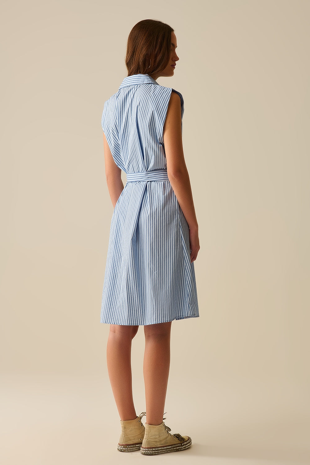 Vestido-camisa sem mangas com cinto e bolso bordado