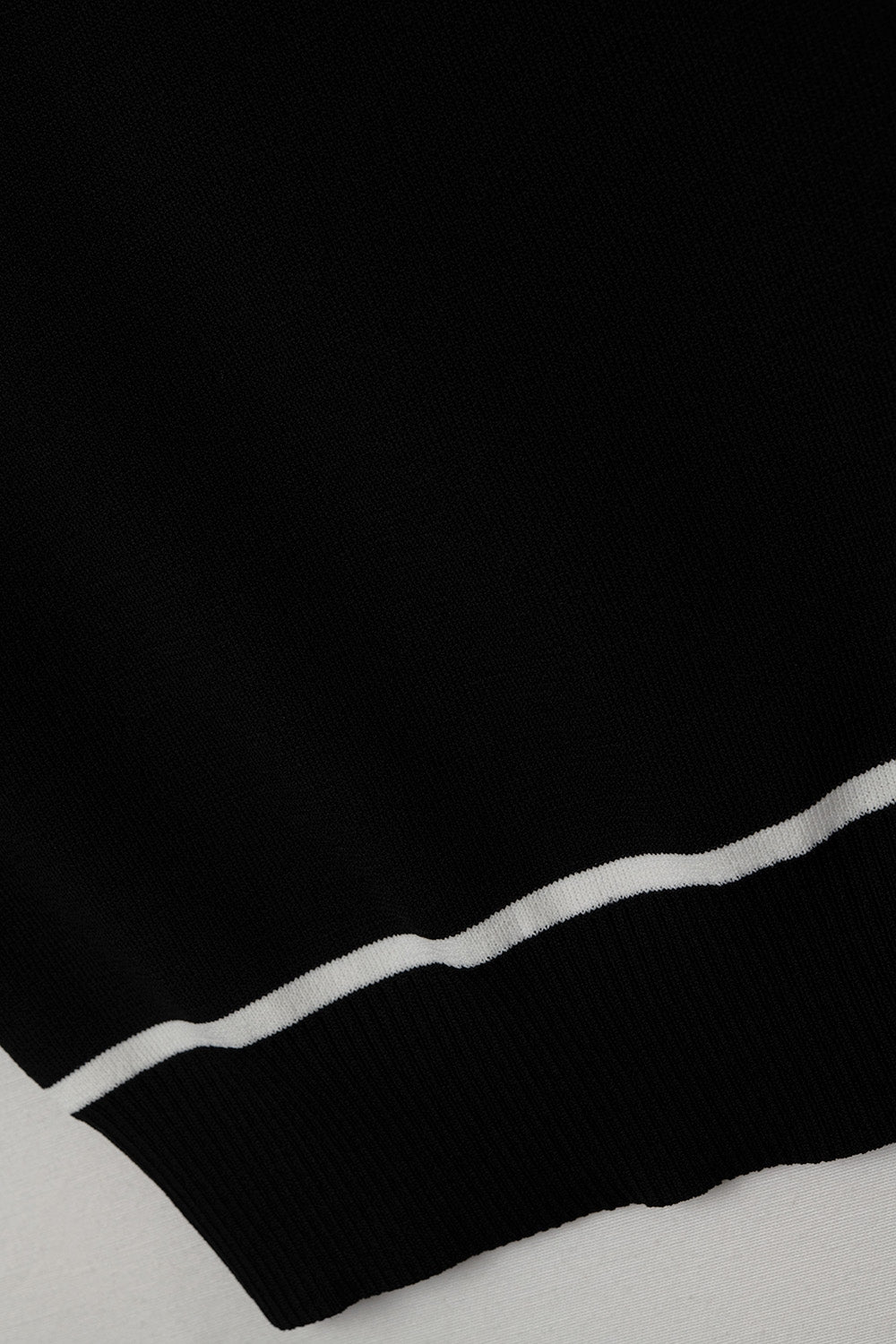 Camisola sem mangas preta com detalhes em linhas brancas