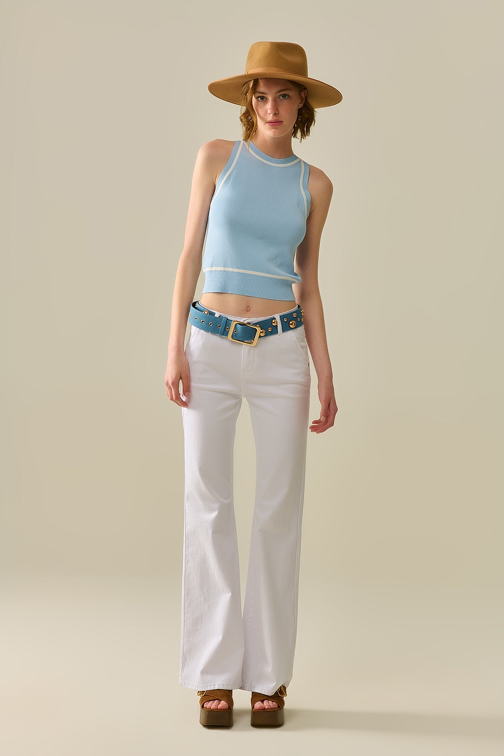 Camisola sem mangas azul com detalhes de linhas brancas