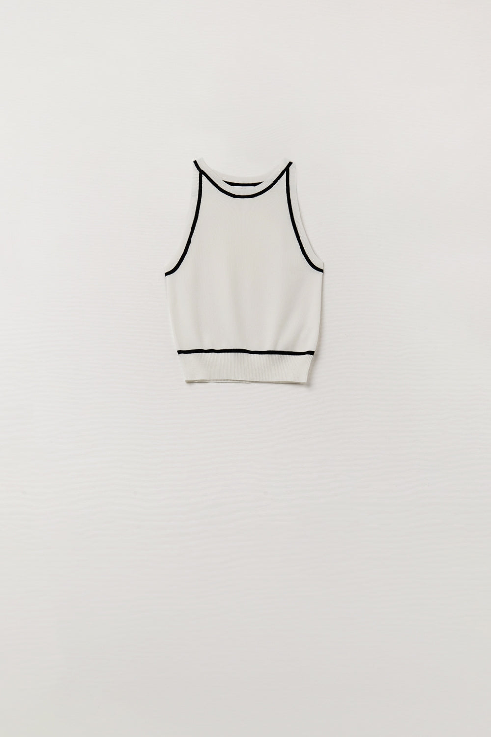 Q2 Sleeveless Sweater In White Featuring Black Lines On The Outside