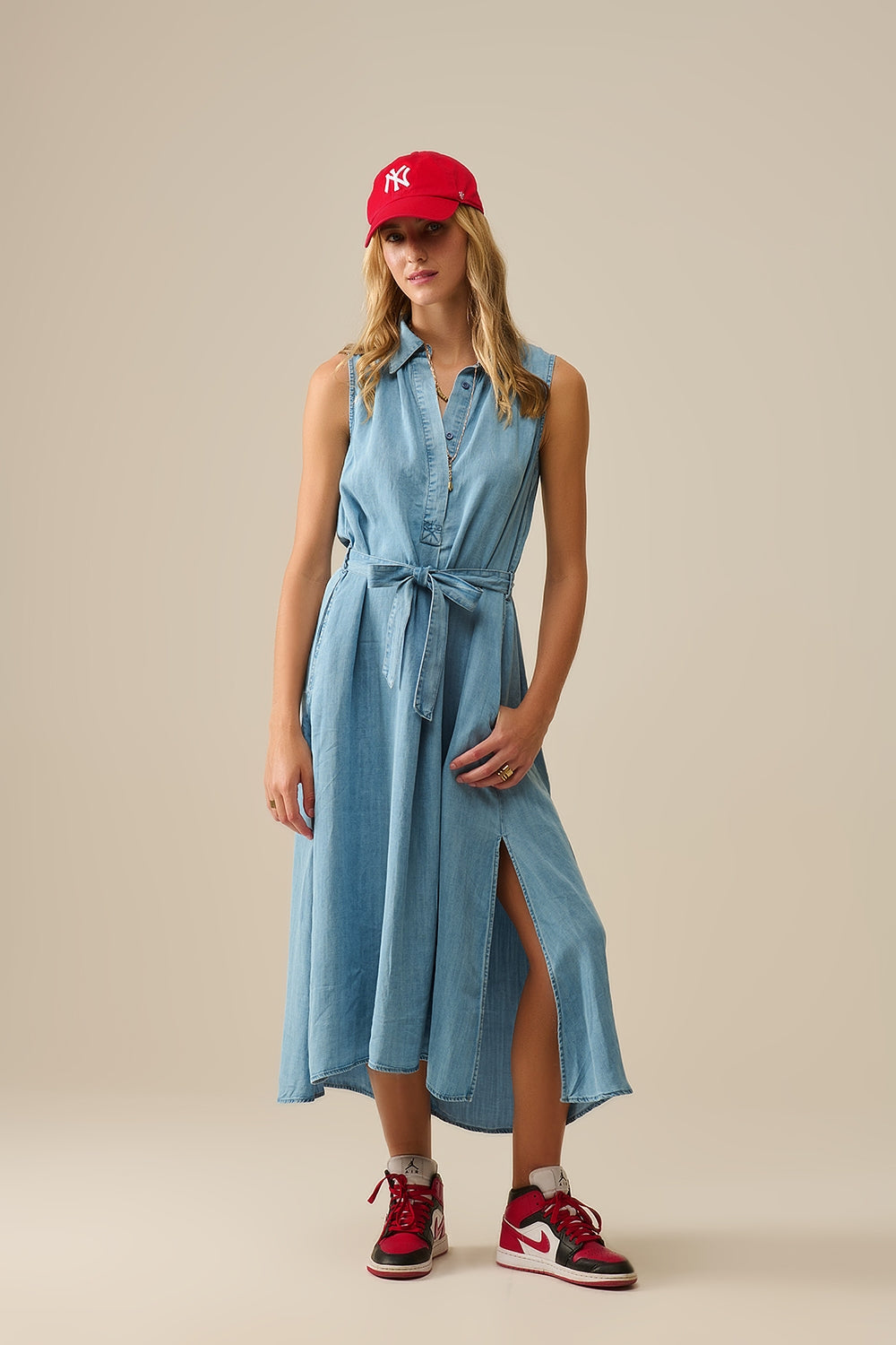 Vestido-camisa sem mangas em tecido tencel azul