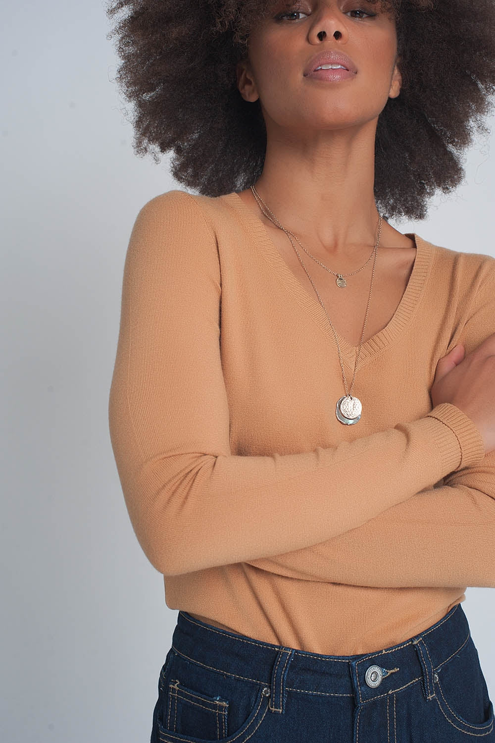 Camisola básica macia com gola em V camelo