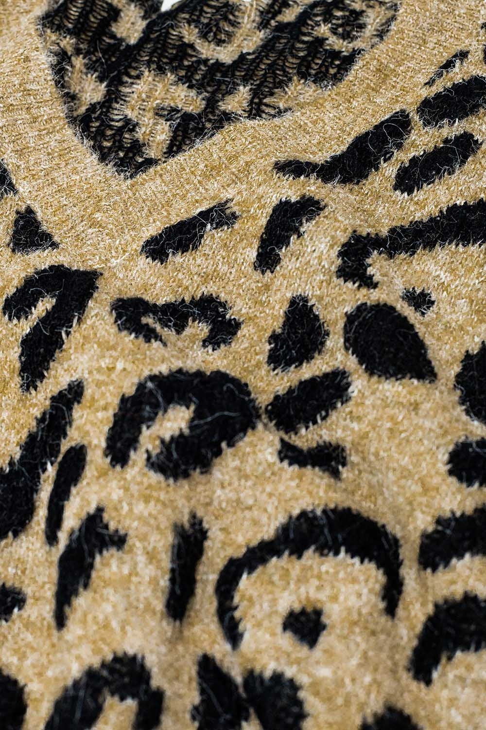 Zachte gebreide V-hals trui met luipaardprint