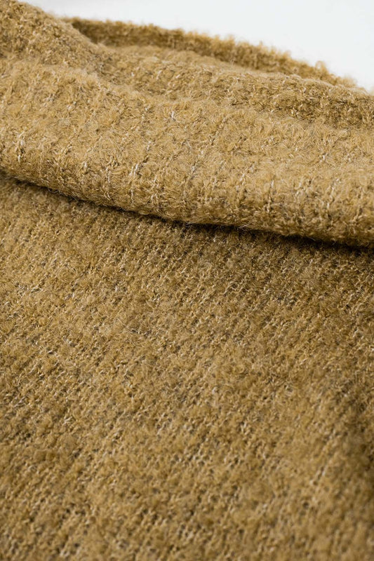 zacht gebreide trui met hoge hals in camelkleur