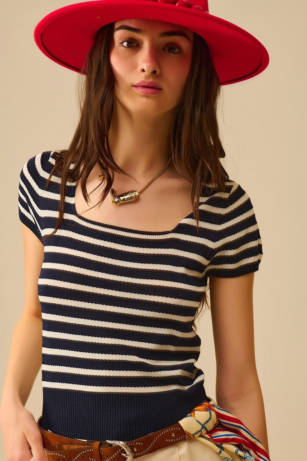 Gestreepte trui met vierkante hals in marineblauw en wit