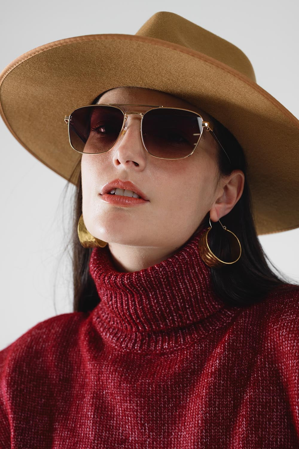 Óculos de sol quadrados em metal com lentes castanho fumado