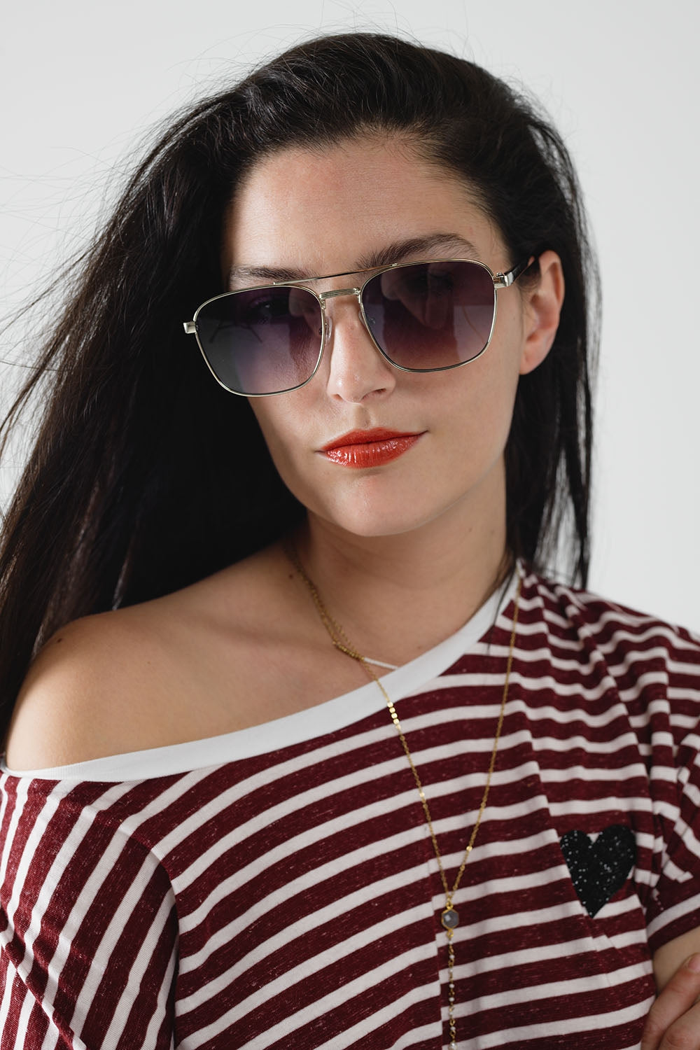 Óculos de sol quadrados em metal com lentes cinza fumado