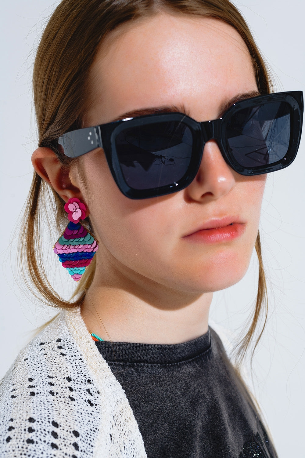 Óculos de sol quadrados com lentes escuras em preto