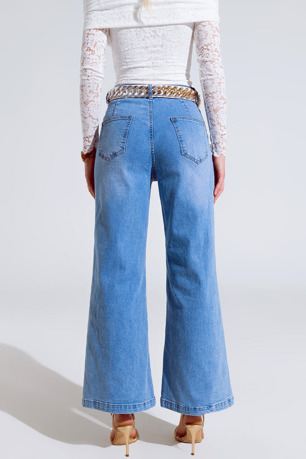 Rechte flared jeans in gewassen blauw met knoopdetail