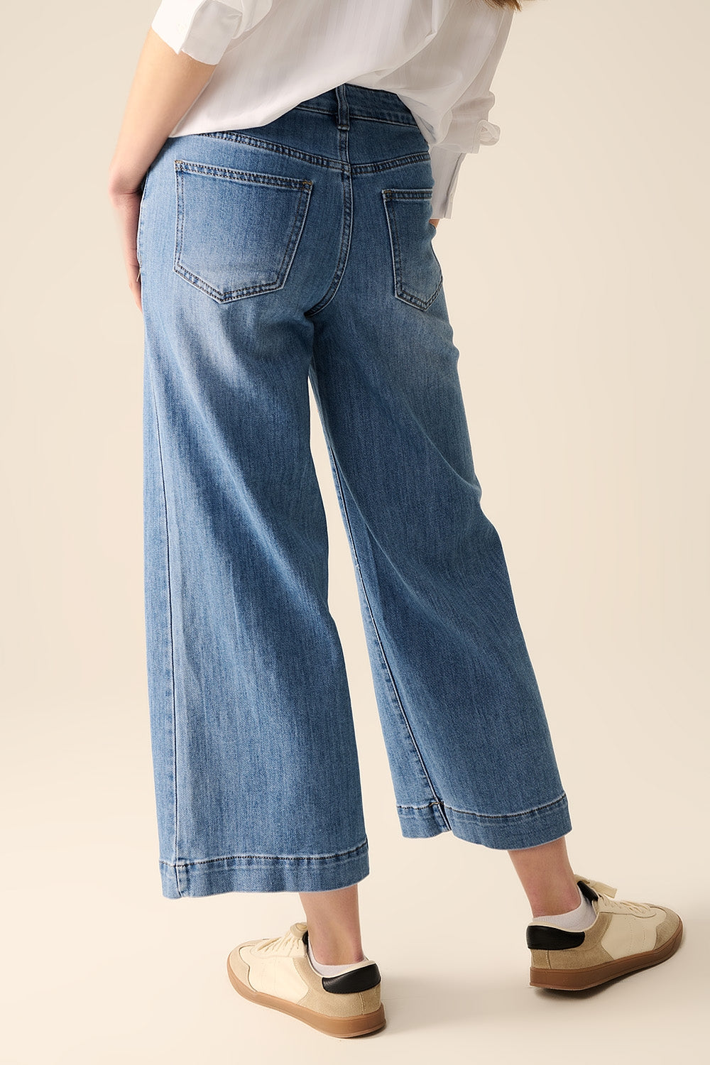 Straight jeans with back pockets at the front