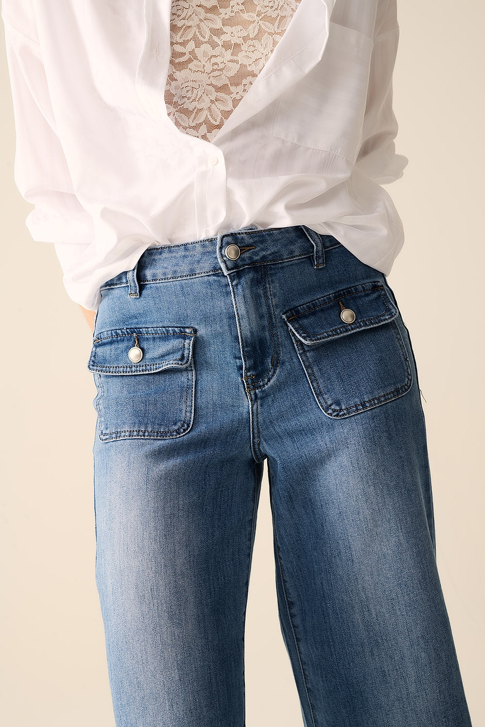 Straight jeans with back pockets at the front